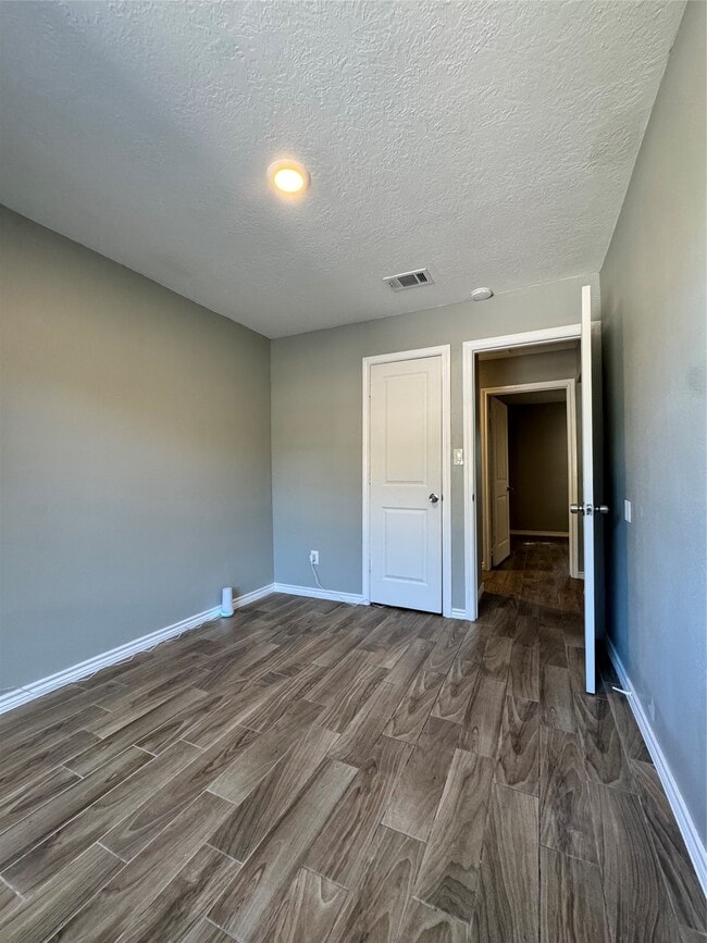 Building Photo - 7886 Locksley Rd
