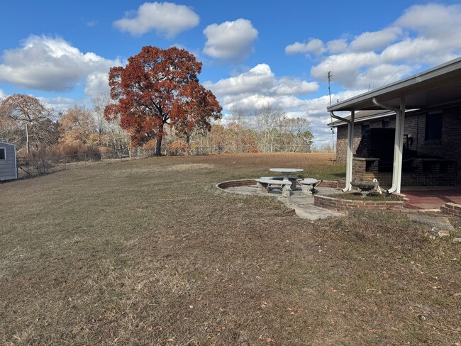 Building Photo - Half Acre Fenced-In 3/2 Right outside of P...