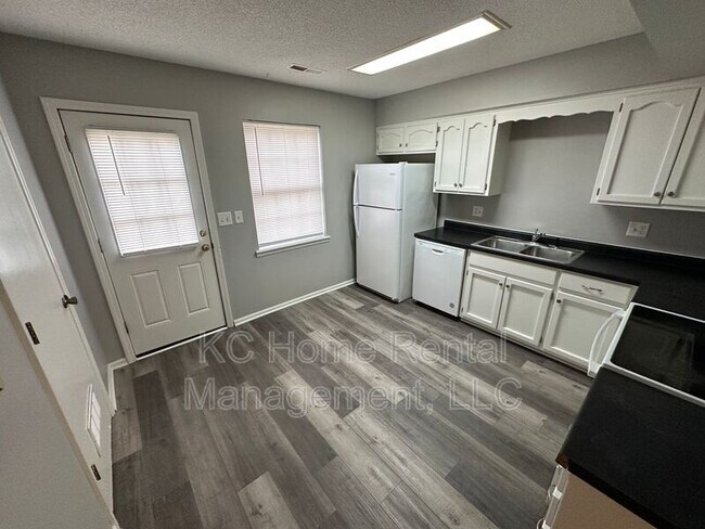 Building Photo - 808 SW Meadowridge Dr