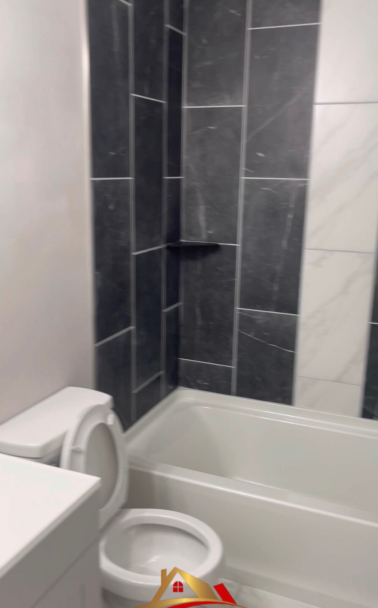 Main bathroom - 3816 Greenwillow Ln