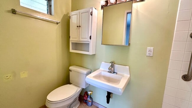 Building Photo - Available NOW - 3 Bedroom, 2 Bath, with a ...