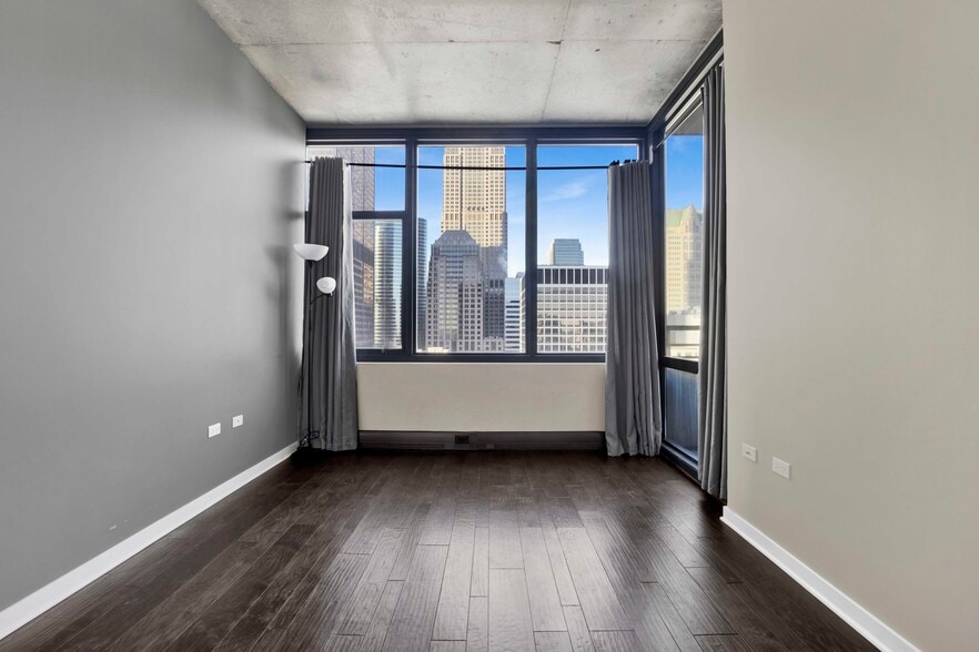 Building Photo - 235 W Van Buren St