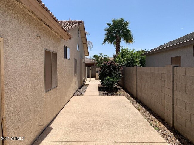 Building Photo - 14641 W Hearn Rd