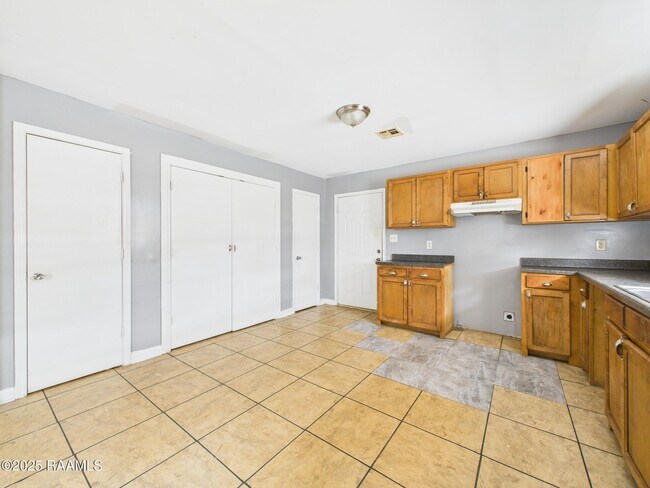 Building Photo - 615 Walker Rd