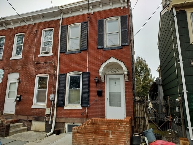 Building Photo - 547 Centre St