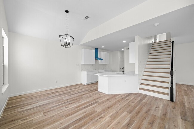 Building Photo - 945 Azalia Dr
