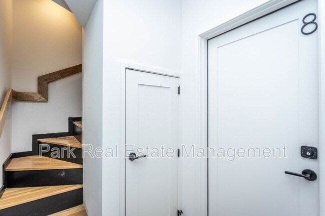 Building Photo - 323 S East St