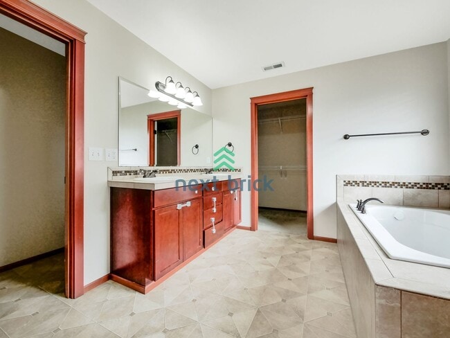 Building Photo - 4 Bed and 3 Bath Lake View Single-family Home is Available for Rent!