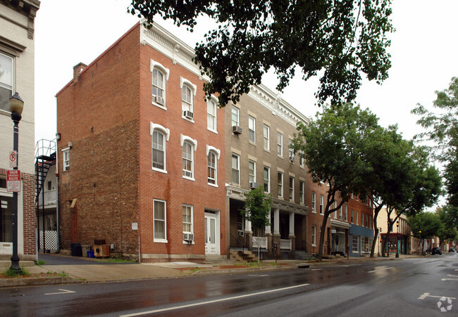 Building Photo - 425 N Market St