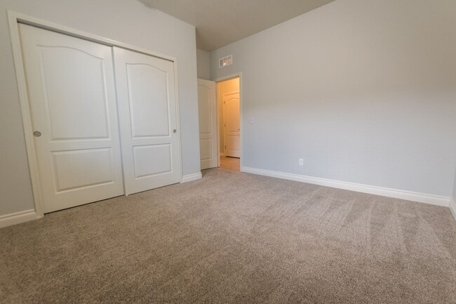 Building Photo - Gorgeous 4 Bedroom 2 Bathroom Home! Centra...