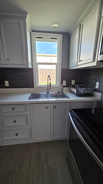 Building Photo - 9426 Sandra St