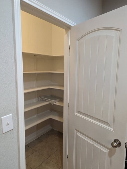 Building Photo - 2880 Donnell Dr