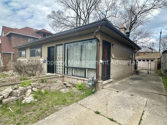 Building Photo - Beautiful Mid-Century 3 Bedroom Steps from...