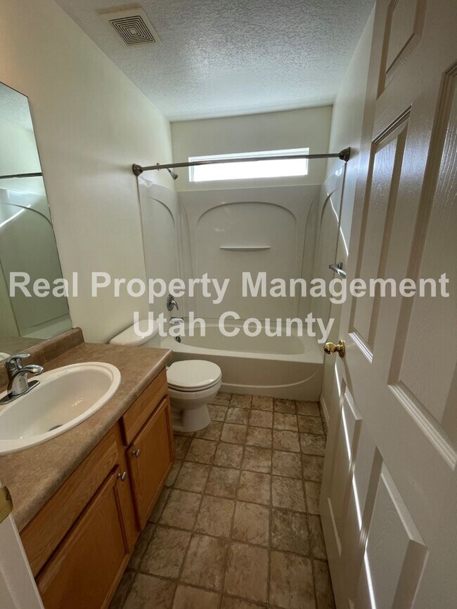 Building Photo - Stunning Townhome in Lehi