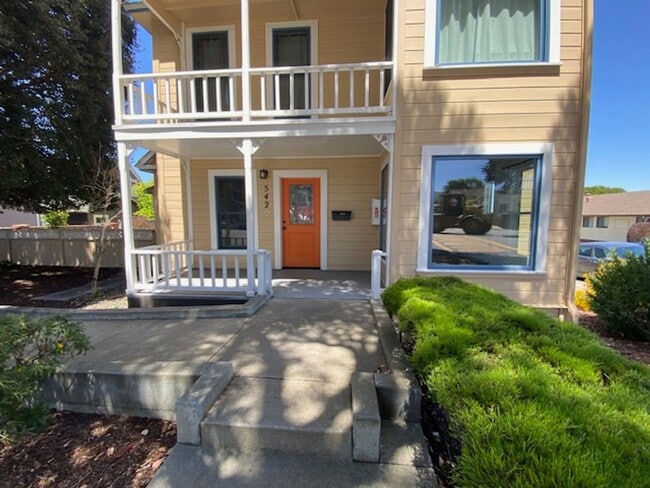 Building Photo - 542 Pine Ave