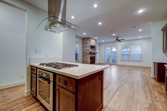 Building Photo - 2409 Morse St