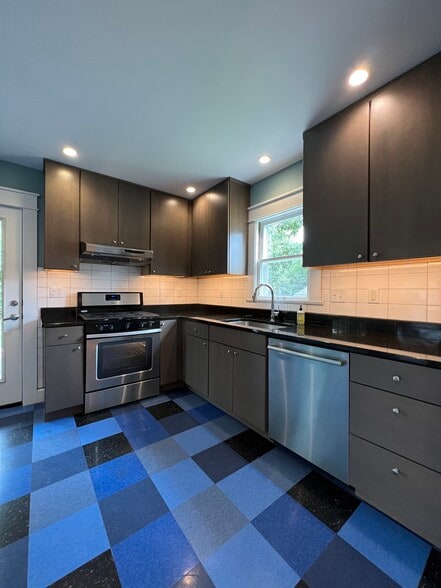 Building Photo - 549 S Lincoln St