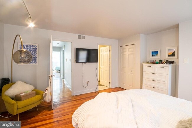 Building Photo - 1938 Pine St