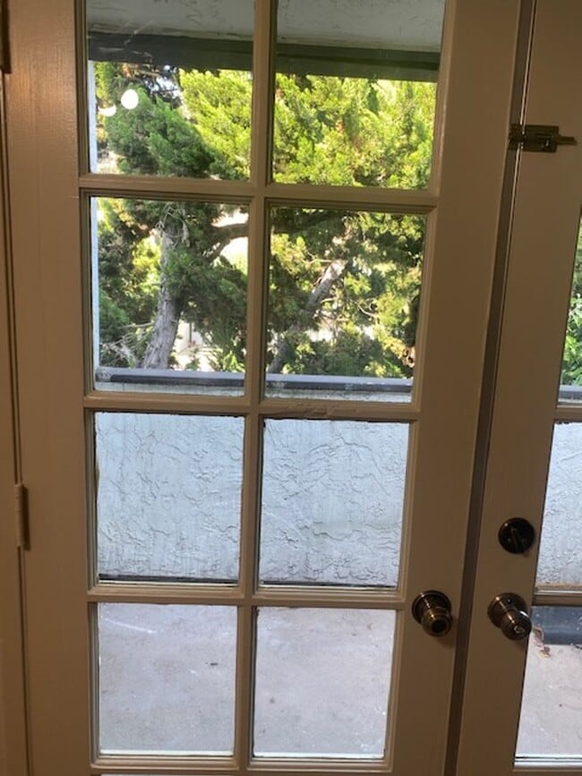 Building Photo - LOCATION, LOCATION 2 Bedroom 2 Bathroom Condo