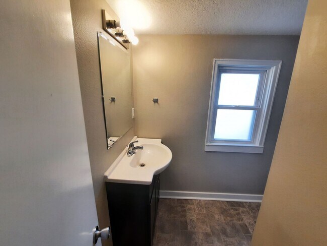 Building Photo - 3 Bedroom, 2 Bathroom Home with 1+ car attached garage