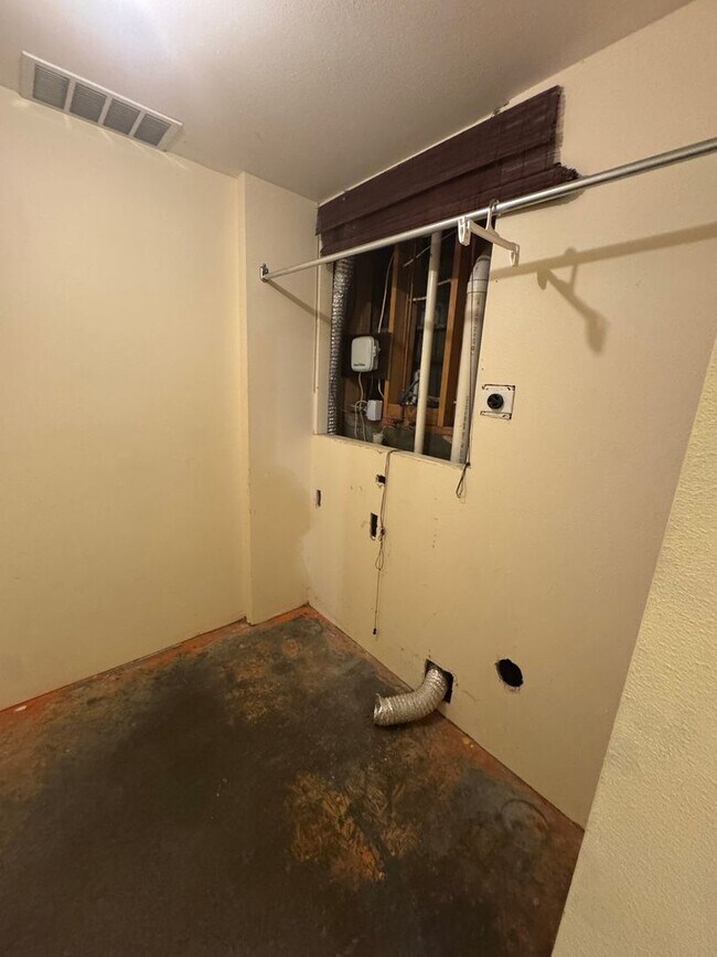 Building Photo - Westmoor West Home