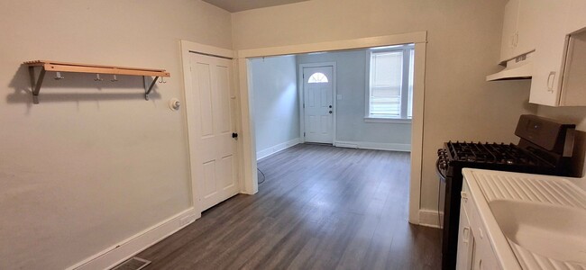 Building Photo - 2 Bedroom 1 Bathroom in Lancaster City!