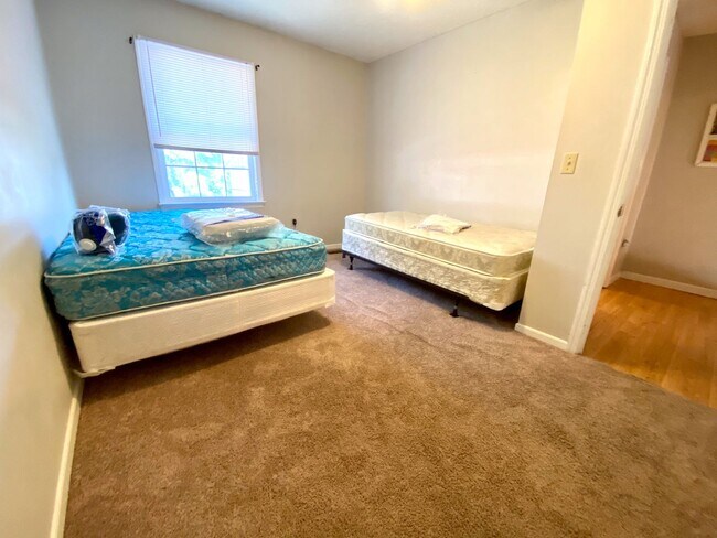 Building Photo - Flexible Lease Term Available for 2 Bed/1.5 Bath Townhome!