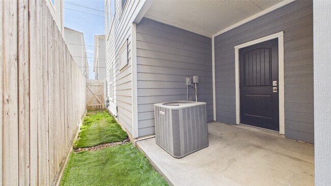 Building Photo - 2724 Rutland St