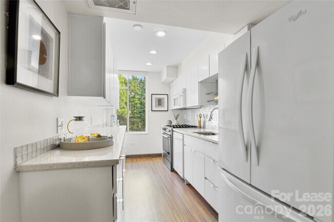 Building Photo - 1300 Queens Rd