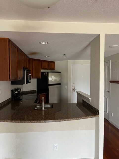 Entrance and kitchen - 100 Park Ave W