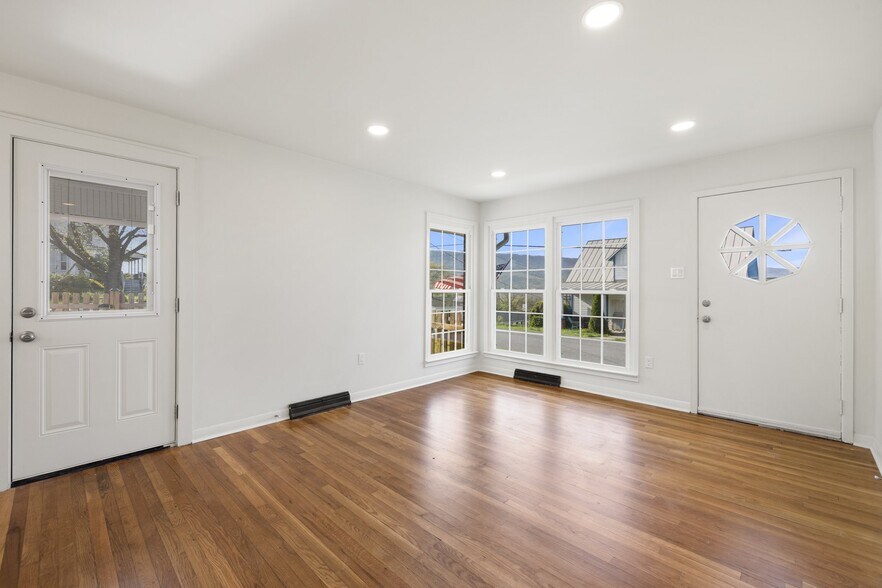 Building Photo - 389 Thompson St