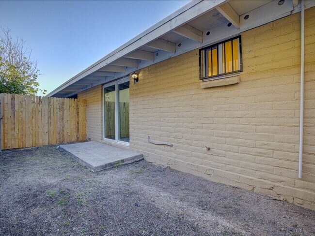 Building Photo - Beautifully Updated 1 Bedroom Home – Ready...