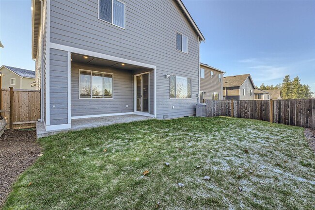 Building Photo - Stunning design and spacious floor plan nestled in the amazing Tahoma Ridge neighborhood.