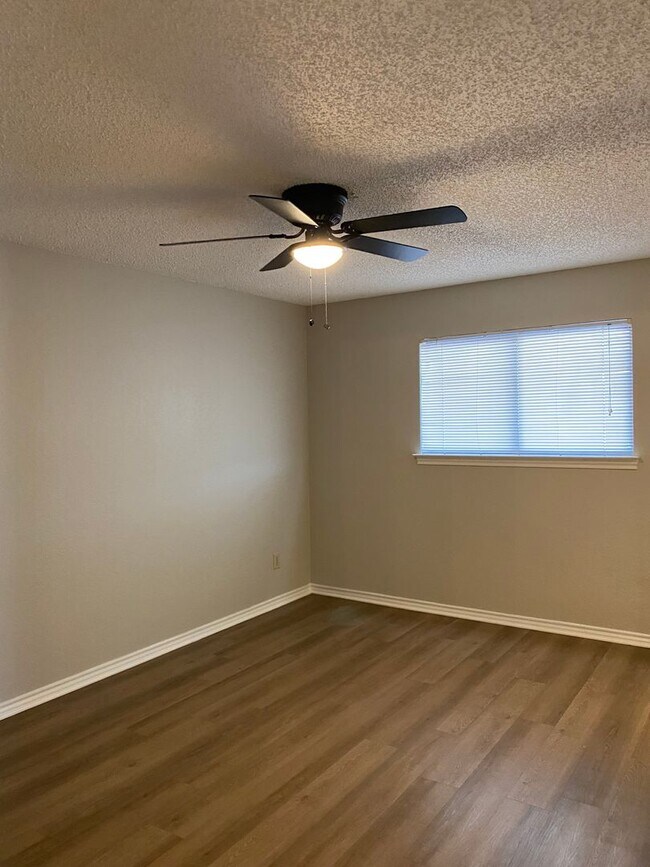 Building Photo - 1112 Valley View Dr
