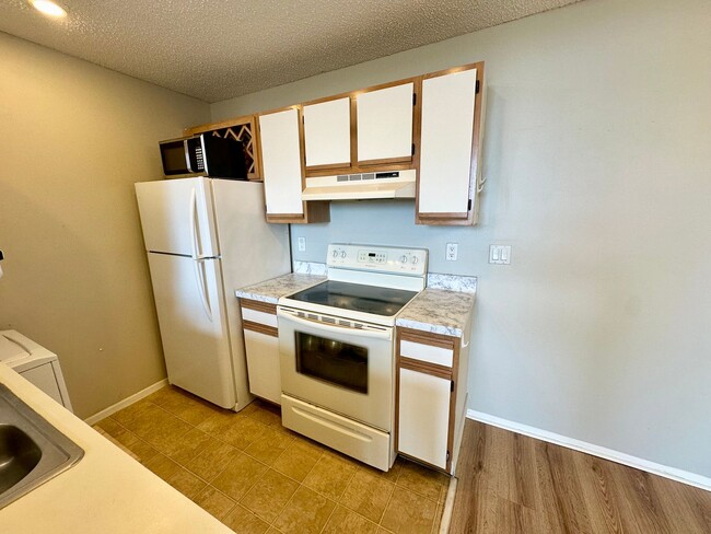 Building Photo - Gated 1 bedroom condo with washer and dryer