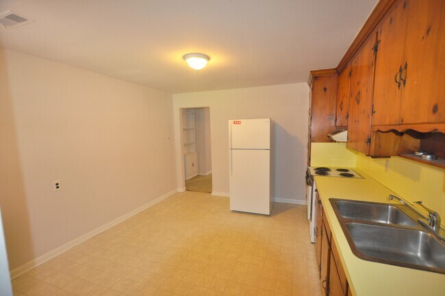 Building Photo - 2 Bedroom 1 Bath Duplex located in Hampton
