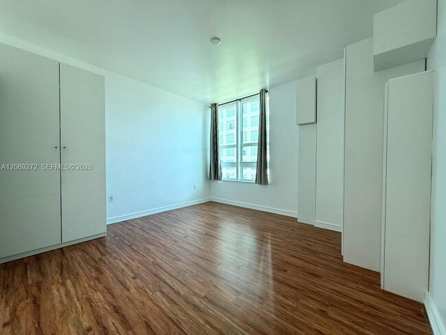 Building Photo - 950 Brickell Bay Dr
