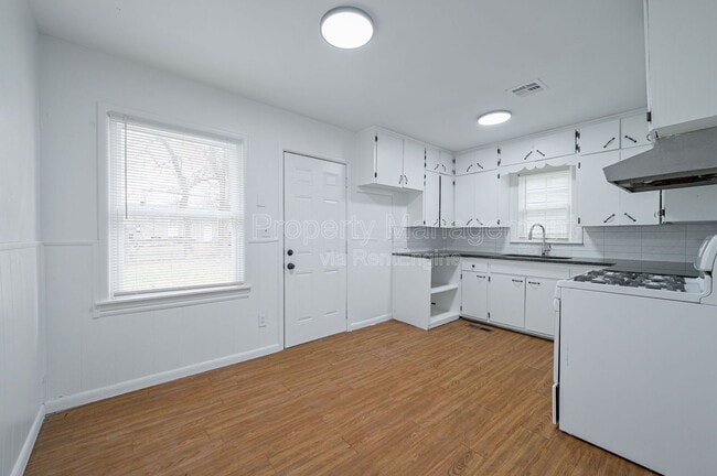 Building Photo - 3704 SW 40th Pl