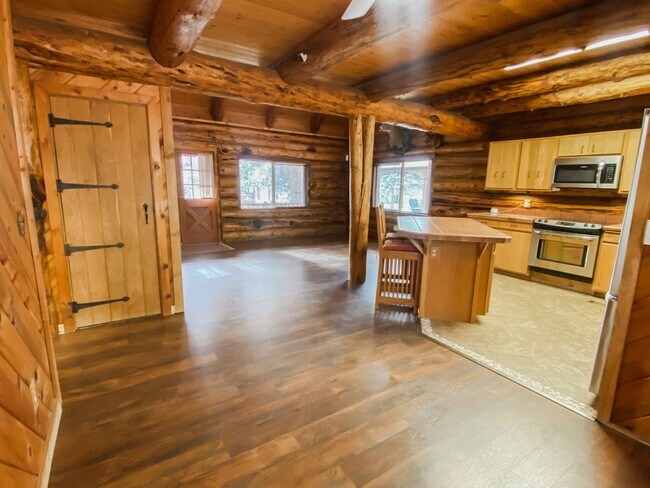 Building Photo - Beautiful Custom Log Home in Squaw Creek C...