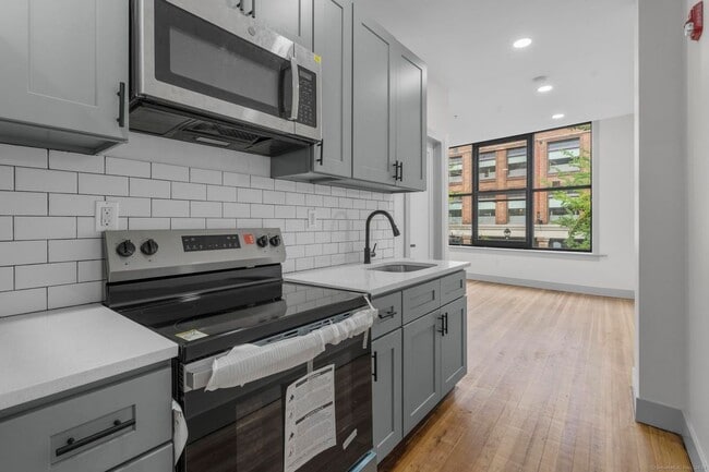 Building Photo - 111 Bank St