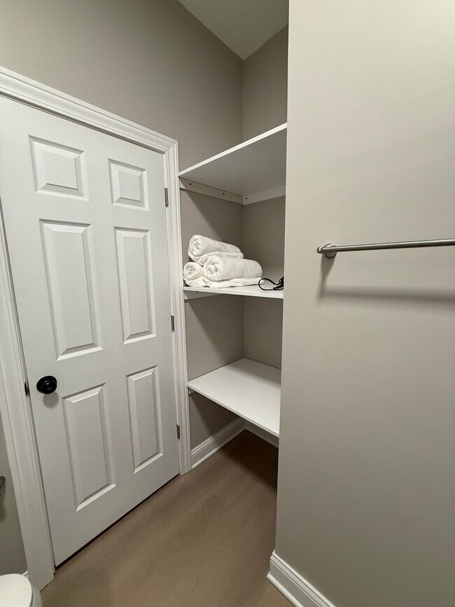 Building Photo - 3049 N Avers Ave