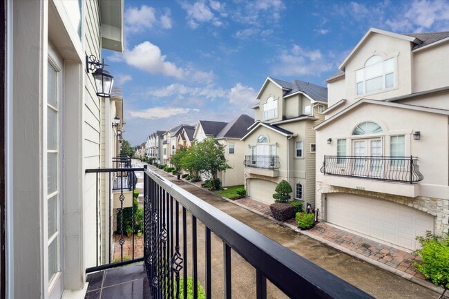 Building Photo - 9007 Harbor Hills Dr