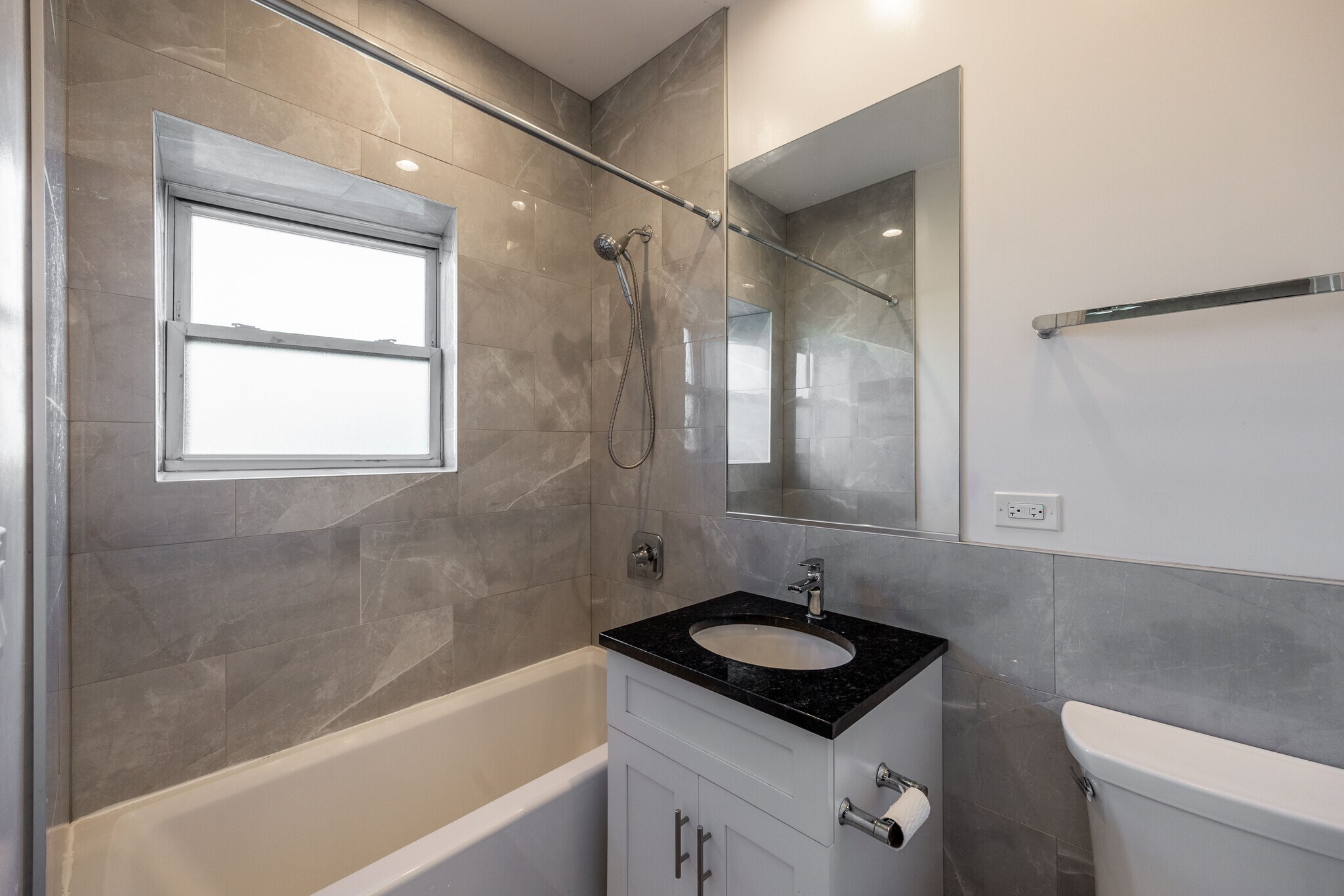 Building Photo - 1159 W Lunt Ave