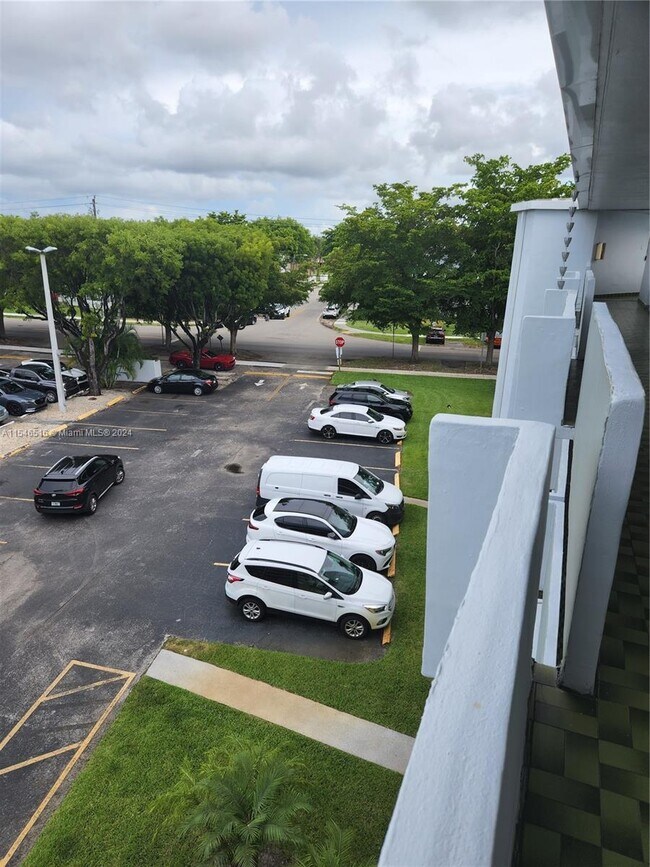 Building Photo - 1351 NE 191st St