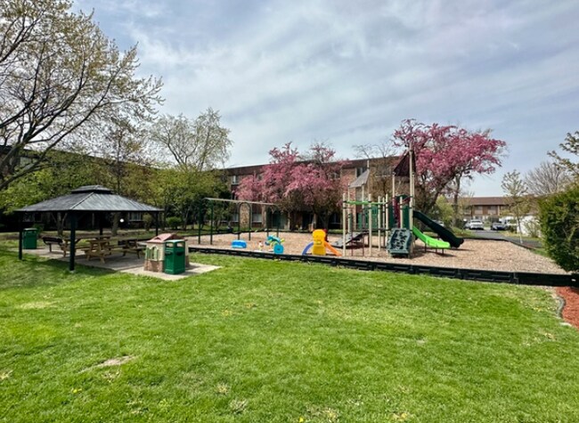 Building Photo - 850 E Old Willow Rd