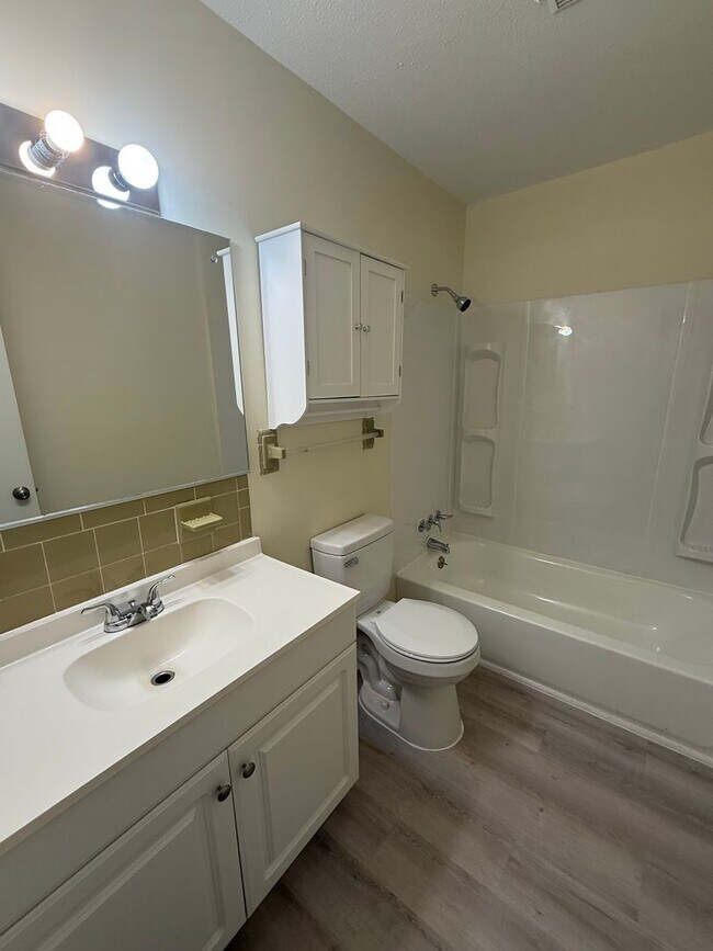Building Photo - Two bedroom, 1.5 bath in Graham--McAden Pl...