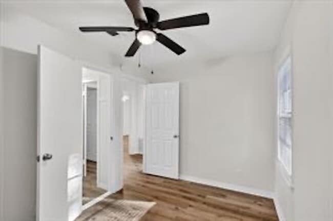 Building Photo - MOVE IN READY 4-BED 2-BATH