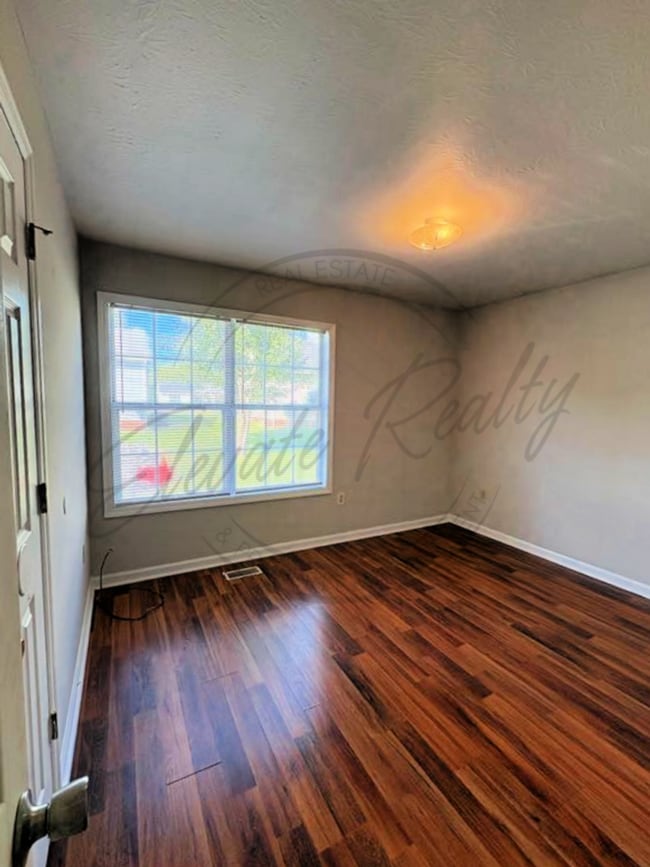 Building Photo - Three Bedroom Ranch with Appliances in Col...
