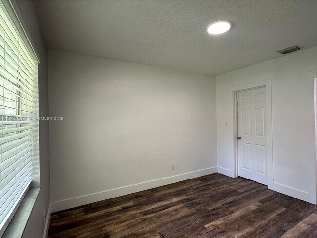 Building Photo - 3315 SW 15th Ave