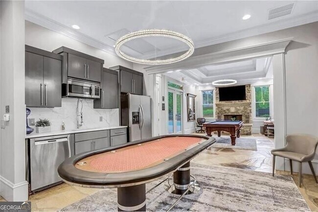 Building Photo - 123 Village Green Ave